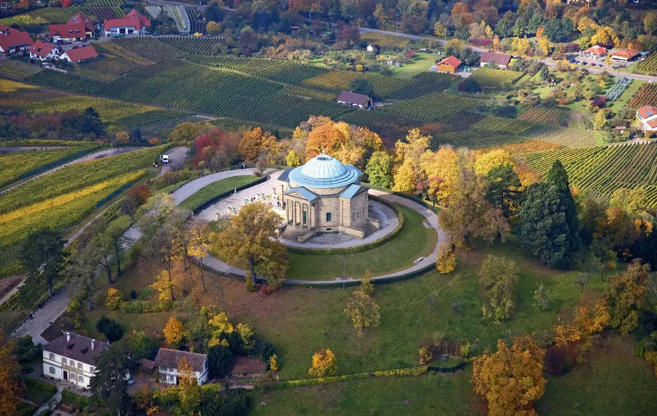Der herbstliche Württemberg mit der Grabkapelle: Die evangelische Kirchengemeinde Rotenberg lädt am Sonntag, 13. Oktober, ab 11 Uhr zum Gottesdienst im Grünen direkt vor der Kapelle ein. Unten links ist das Priesterhaus zu sehen (Archivfoto).