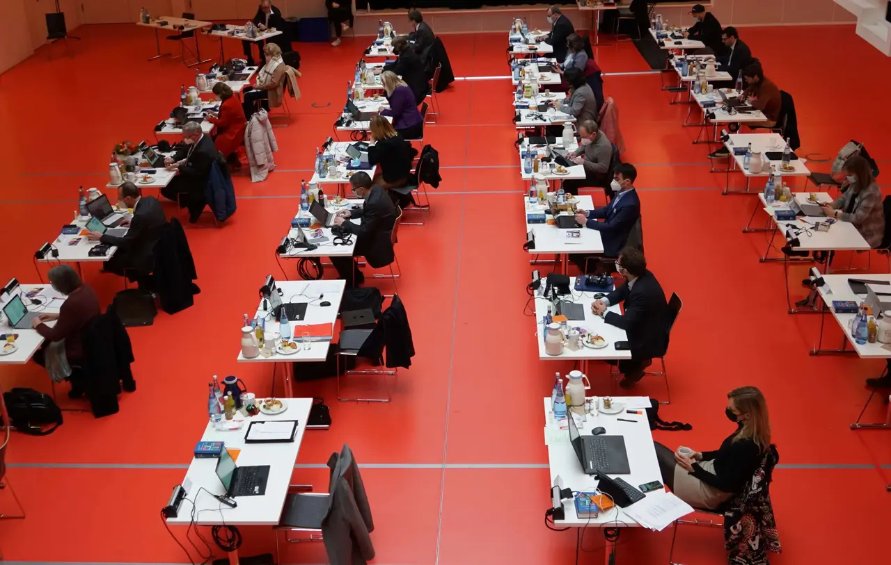 Bei der hybriden Frühjahrstagung der Landessynode war Abstand wegen der Corona-Pandemie ein Muss - genau wie Masken, Desinfektionsmittel und ein obligatorischer Test vor dem Start.