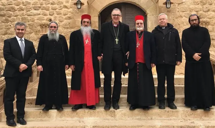 Landesbischof July und Kirchenrat Klaus Rieth mit Vertretern syrisch-orthodoxer Christen vor dem St. Hananias-Kloster in der Osttürkei