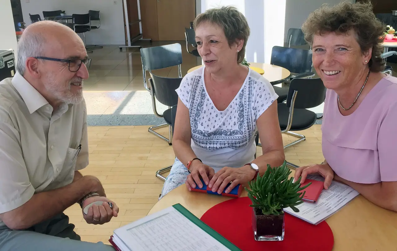 Der Reutlinger Prälat Dr. Christian Rose im Gespräch mit Generalsuperintendentin Heilgard Asmus (m.) und Pröbstin Annegret Puttkammer.