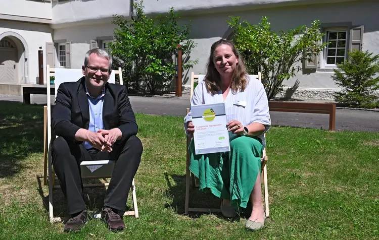 Stephanie Schwetz, Geschäftsführerin des Stifts Urach, mit Torsten Clement, Tourismuschef Bad Urach, der die Auszeichnung übergab.