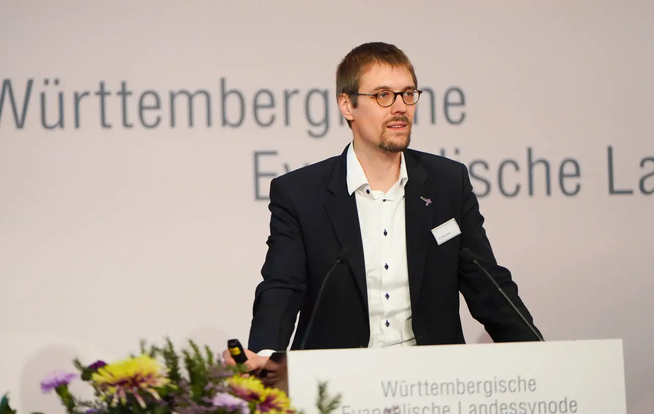 Dr. Fabian Peters aus dem Finanzdezernat erläuterte die finanziellen Rahmenbedingungen.