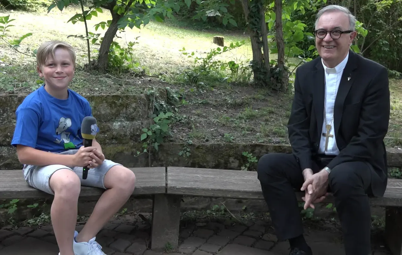 Sicherheit ist das Gebot der Stunde: Selbst beim Interview von Kinderreporter David (10) mit Landesbischof Frank Otfried July ist ein ausreichender Abstand Pflicht.