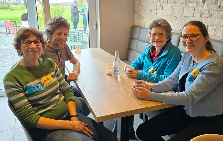 Miriam Hechler (rechts) im Gespräch mit anderen Teilnehmenden. Hechler ist landeskirchliche Beauftragte für Innovation und Neue Aufbrüche.