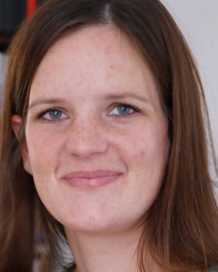 Karin Link Karin Link lebt mit ihrem Mann und ihren beiden Töchtern im Hoffnungshaus