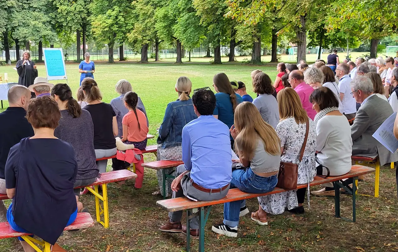 In einem Tauferinnerungsgottesdienst können sich Getaufte ihres Getauftseins vergewissern. Das Foto zeigt einen Tauferinnerungsgottesdienst in Tübingen mit Pfarrerin Barbara Hahn-Jooß.