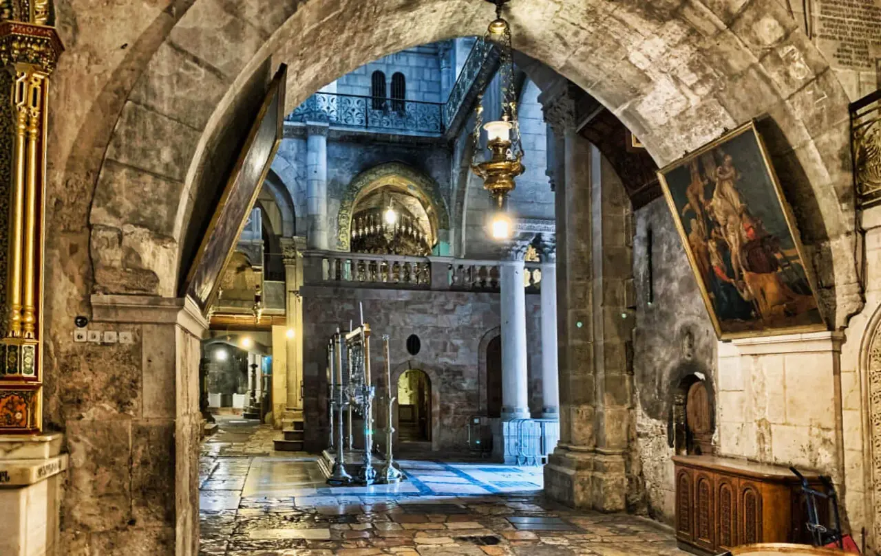 Eingangsbereich der Grabeskirche, Blick auf Salbungsstein und Golgotha.