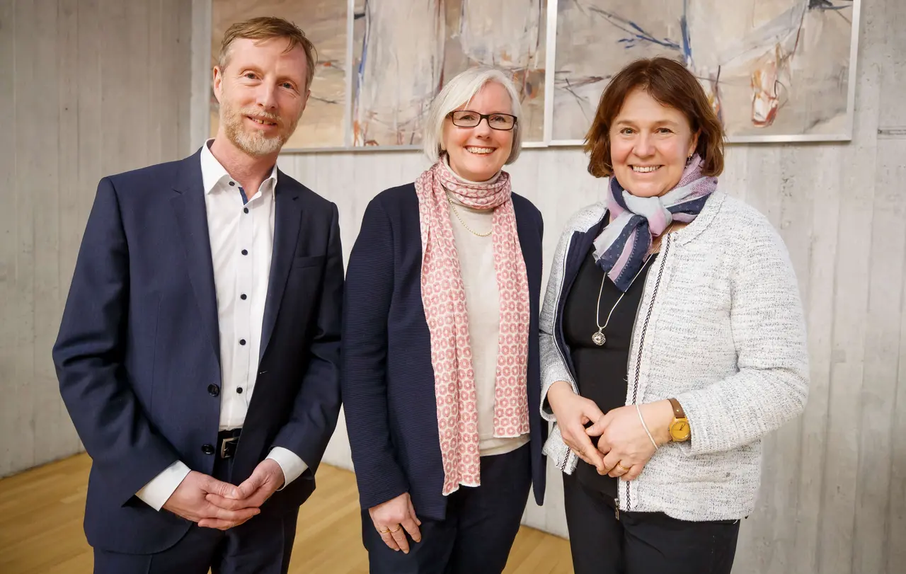 Die Präsidiumsmitglieder der 16. Landessynode: Präsidentin Sabine Foth (Mitte) mit ihren beiden Stellvertretern Andrea Bleher und Johannes Eißler.