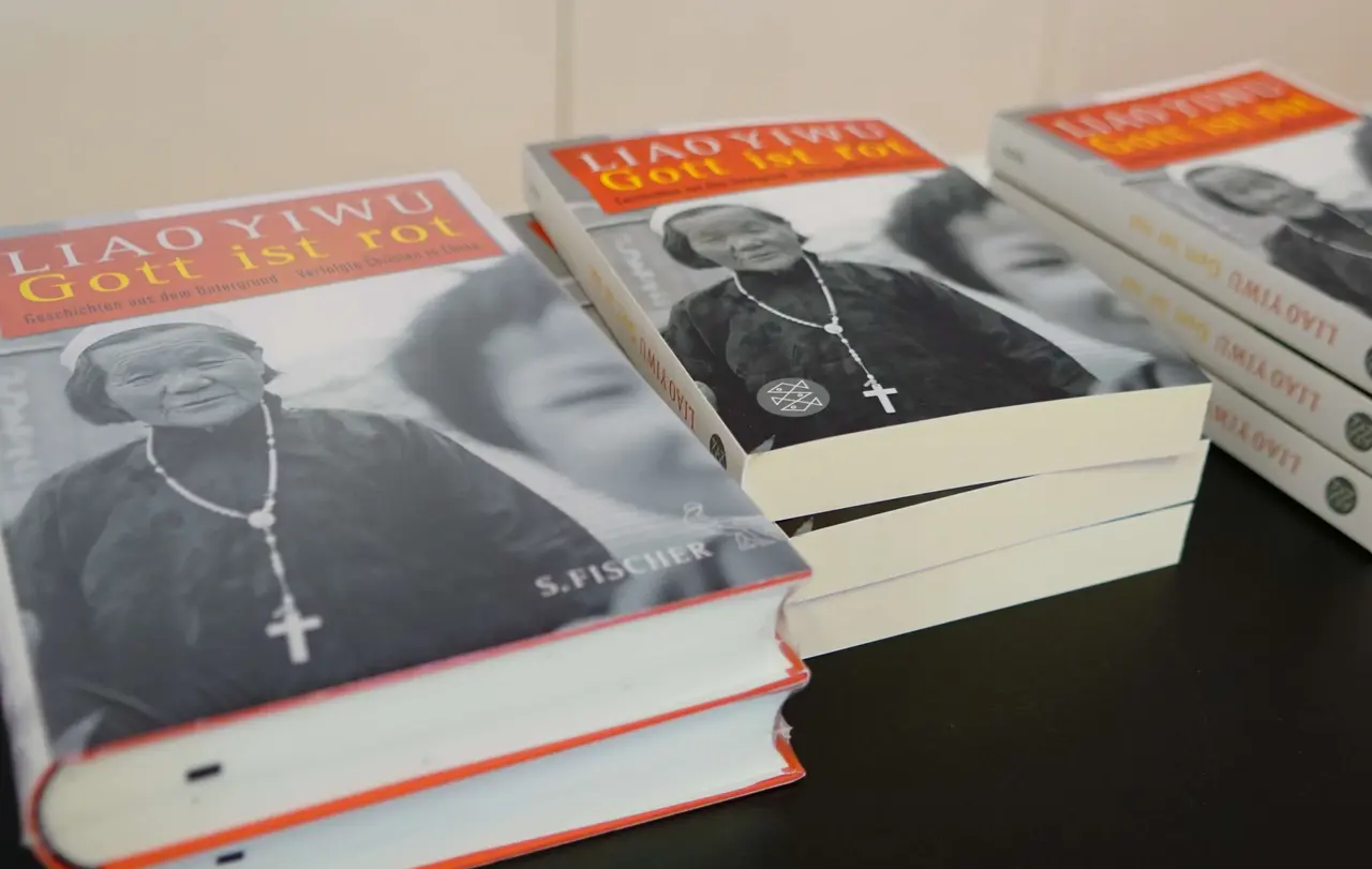 Im Stuttgarter Hospitalhof ging es darum, wie sich die Lage der christlichen Gemeinden seit Erscheinen des Buches von Liao Yiwu verändert hat. Auf einem Tisch liegen Ausgaben des Buches.