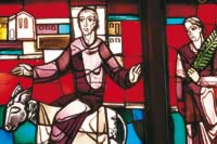 "Siehe, dein König kommt zu dir, ein Gerechter und ein Helfer, arm und reitet auf einem Esel" (Sacharja 9,9) - Szene aus dem Fenster der Stuttgarter Stiftskirche.