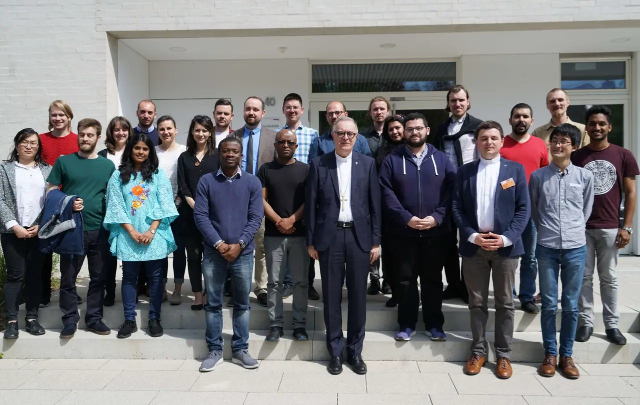 Landesbischof Dr. h. c. Frank Otfried July (Mitte) mit seinen Gästen, 35 Theologiestudenten und Stipendiaten von „Brot für die Welt“.