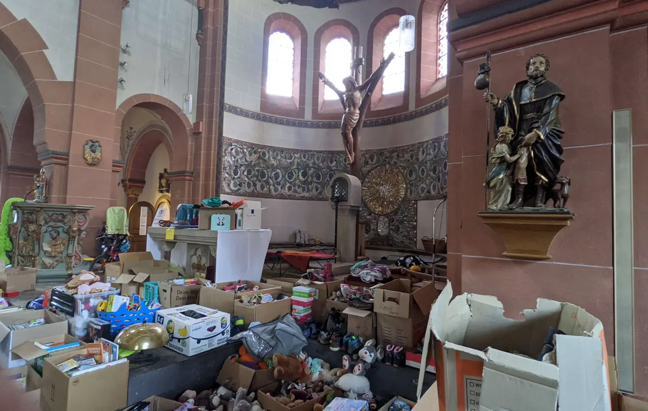 Die Kirche von Mayschoss ist zu einer Art Warenhaus für die Bewohner umfunktioniert worden.