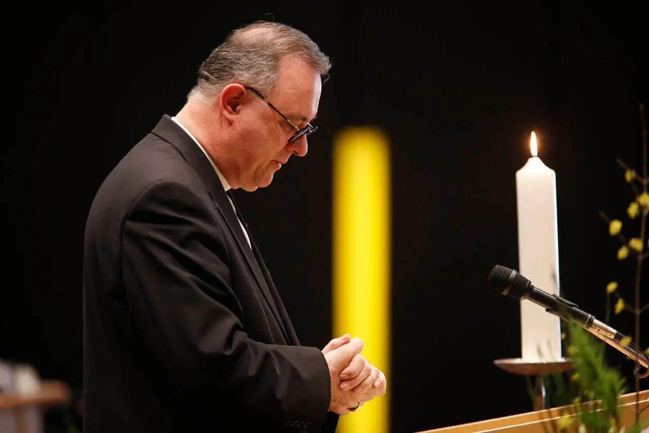 Auch Landesbischof Dr. h. c. Frank Otfried July betet für die verfolgten Christen.