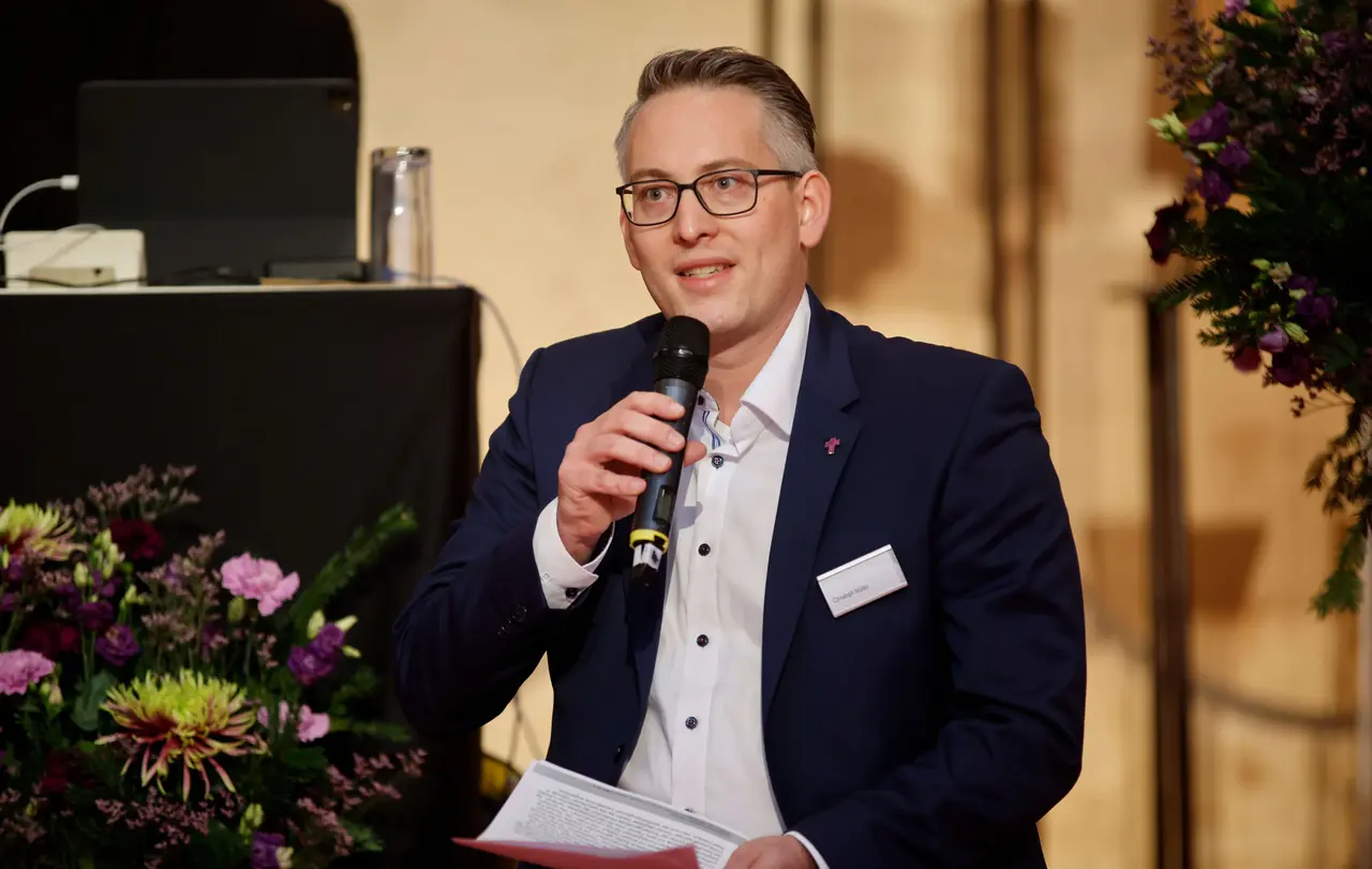 Christoph Müller, der Vorsitzende des Rechtsausschusses der Landessynode trug den Bericht des Rechtsausschusses vor.