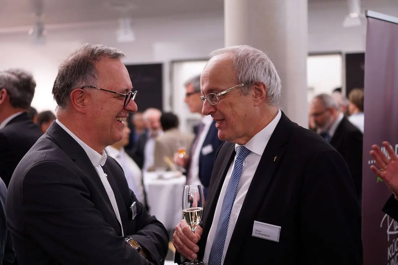 Landesbischof Dr. h. c. Frank Otfried July im Gespräch mit dem Bischof der evangelischen Kirche in Österreich, Dr. Michael Bünker.