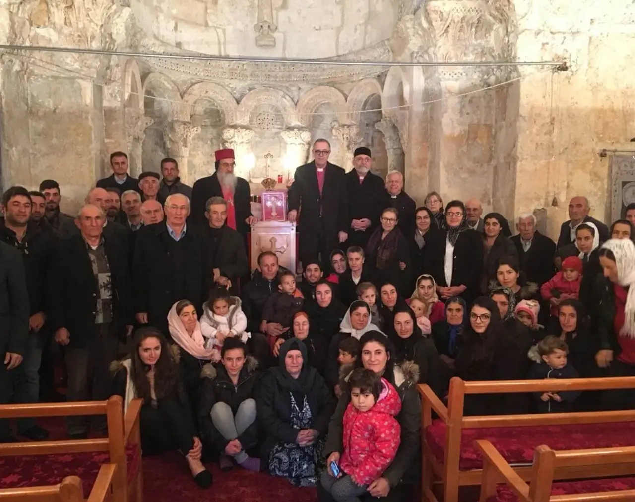 Landesbischof July mit Bewohnern von Hah im örtlichen Kloster