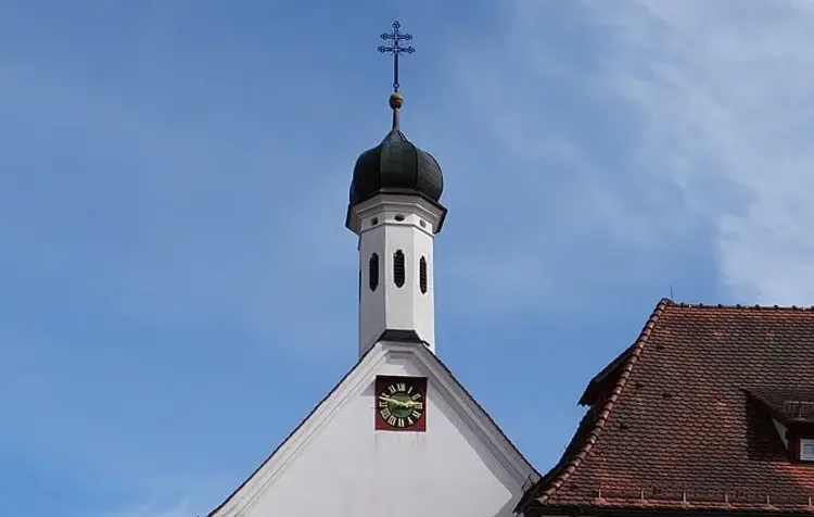 Der Kirchturm des Klosters Mariaberg.