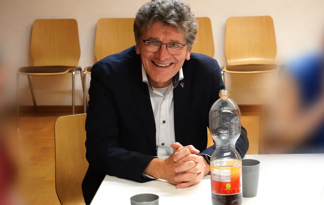 Landesbischof Ernst-Wilhelm Gohl im Gespräch mit Häftlingen in der JVA Heilbronn.