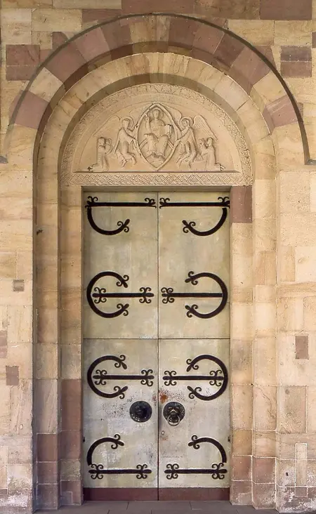 Das Hauptportal der Klosterkirche in Alpirsbach.