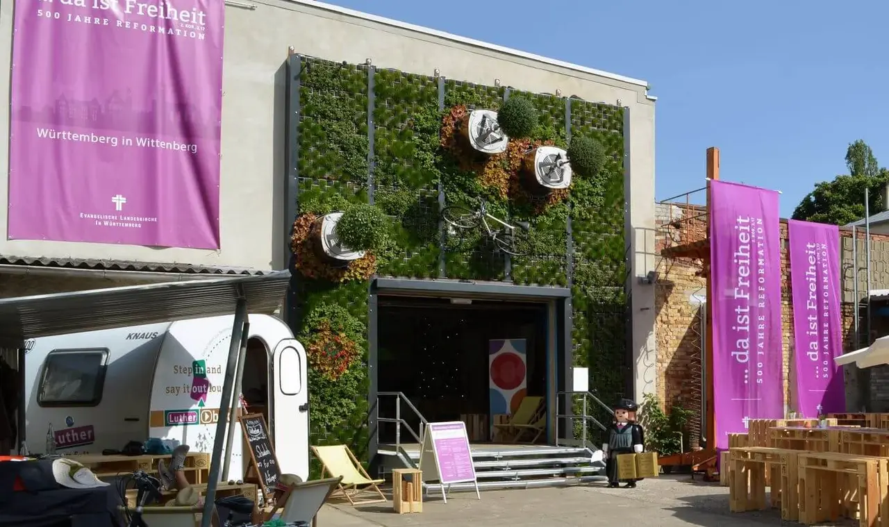Die Württemberger Halle in Wittenberg mit den Bäumen von Dr. Alina Schick.