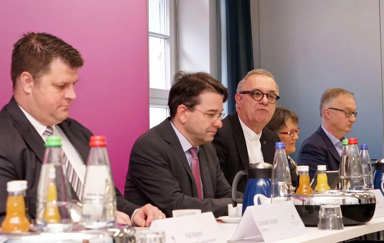 Sie stellten die Ergebnisse der Synodenwahl vor: Wahlleiter Christian Schuler (v.l.), Landeskirchen-Sprecher Oliver Hoesch, Landesbischof Dr. h. c. Frank Otfried July, Erika Schlatter-Ernst („Offene Kirche“) und Søren Schwesig („Evangelium und Kirche“). Nicht auf dem Foto sind Ralf Albrecht („Lebendige Gemeinde“) und Dr. Jens Schnabel („Kirche für morgen“)