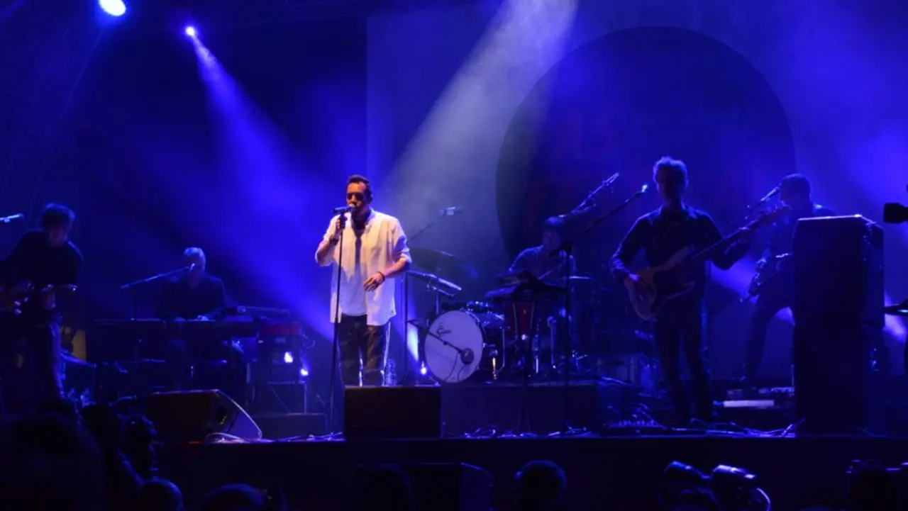 Laith Al-Deen heizt den Schloßplatz in Stuttgart zu später Stunde ein.