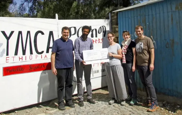 Valerian Grupp (EJW-Weltdienst), Annika Haas (Jungschar-Verantwortliche und Organisatorin der Orangenaktion im CVJM Esslingen) sowie Annika und Christian Wöhrle (Rutesheim, Mitglieder des Länderausschuss Äthiopien des EJW-Weltdienstes) überreichen den Scheck an Yirga Gebregziabher Assefa (Vorsitzender des YMCA Äthiopien). Die Jungscharen im Kirchenbezirk Esslingen haben bei der Orangenaktion insgesamt mehr als 16.000 Euro erlöst.
