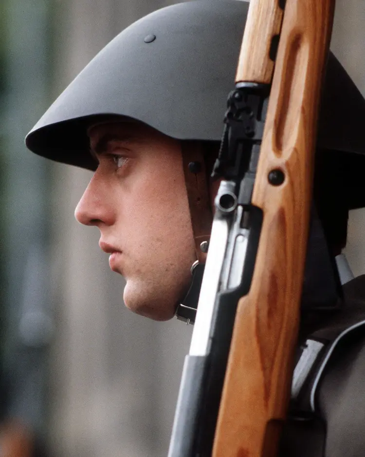 Ein Soldat der Nationalen Volksarmee auf Wache.