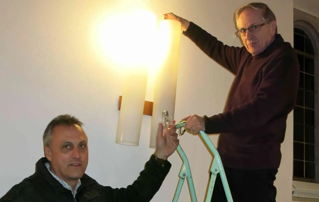 Um Strom einzusparen, wurden in der Kirchengemeinde Großdeinbach vor rund fünf Jahren alle Glühbirnen durch Energiesparlampen ersetzt.