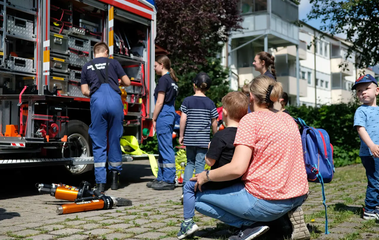 „Wir müssen als Kirche wahrnehmen und auch ernstnehmen, wie Familien leben und was sie brauchen“, sagt Pfarrerin Ulrike Rahn. Zu einer „Familienkirche Kunterbunt“ kam auch die Feuerwehr.