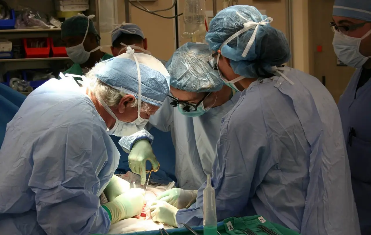 Verstorbenen dürfen Organe nur dann entnommen werden, wenn sie zu Lebzeiten einer Organspende ausdrücklich zugestimmt haben (Symbolbild).