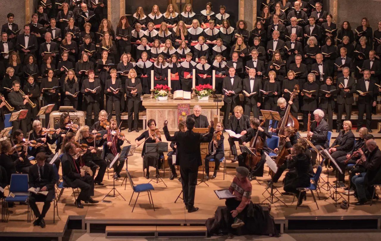 Mit einem Oratorienkonzert erinnert die Evangelische Landeskirche in Württemberg am Sonntag an die Opfer des Nationalsozialismus und die Befreiung des KZ Auschwitz-Birkenau am 27. Januar 1945 (Symbolfoto).