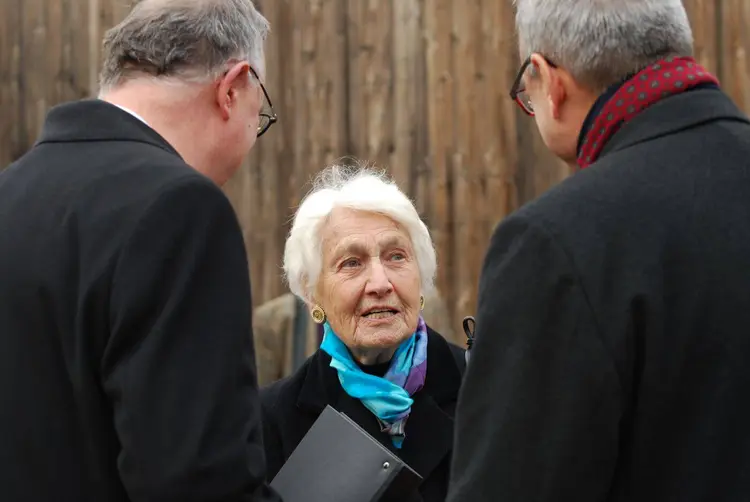 Wendelgard von Staden Zeitzeugin Wendelgard von Staden im Gespräch mit Landesbischof July und Kirchenrat Georg Eberhardt