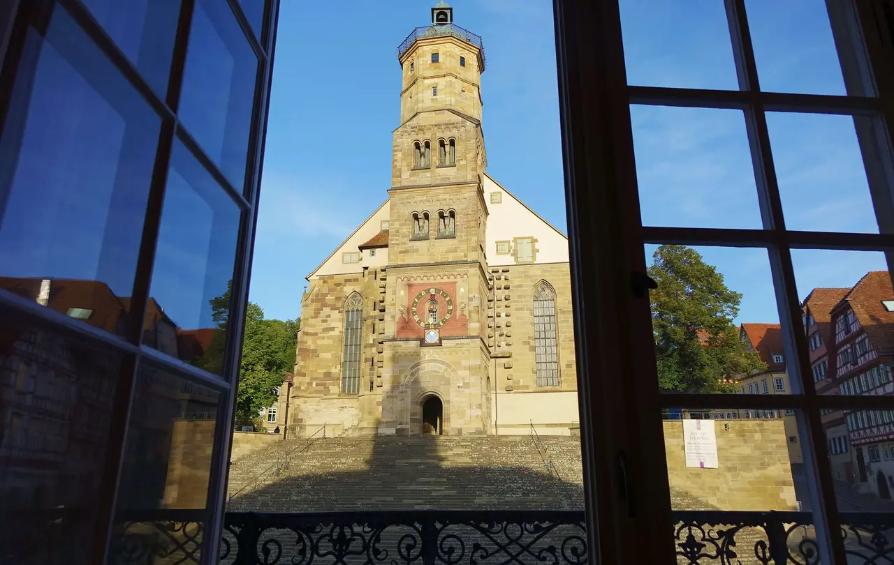 Blick vom Schwäbisch Haller Rathaus auf die Michaelskirche, in der ab 1522 der württembergische Reformator Johanes Brenz wirkte.