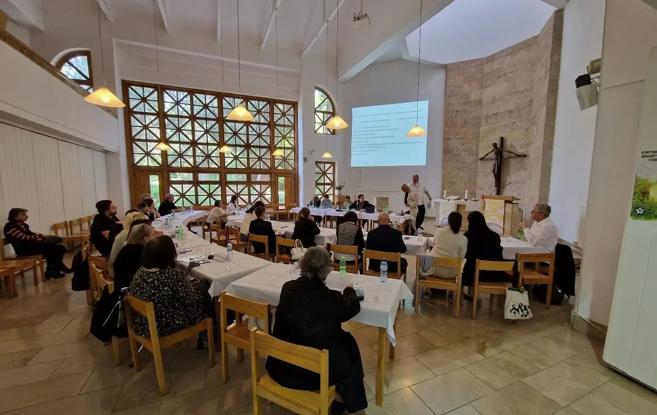 Sitzung der Synode in der Versöhnungskirche in Tbilisi (Tiflis) mit Vertreterinnen und Vertretern der fünf Gemeinden der ELKG in Georgien sowie der Gemeinde in Baku (Aserbaidschan). Nicht vertreten waren die Gemeinde in Abchasien und die Gemeindegruppe in Jerewan (Armenien). Insgesamt hat die ELKG rund 800 Mitglieder.
