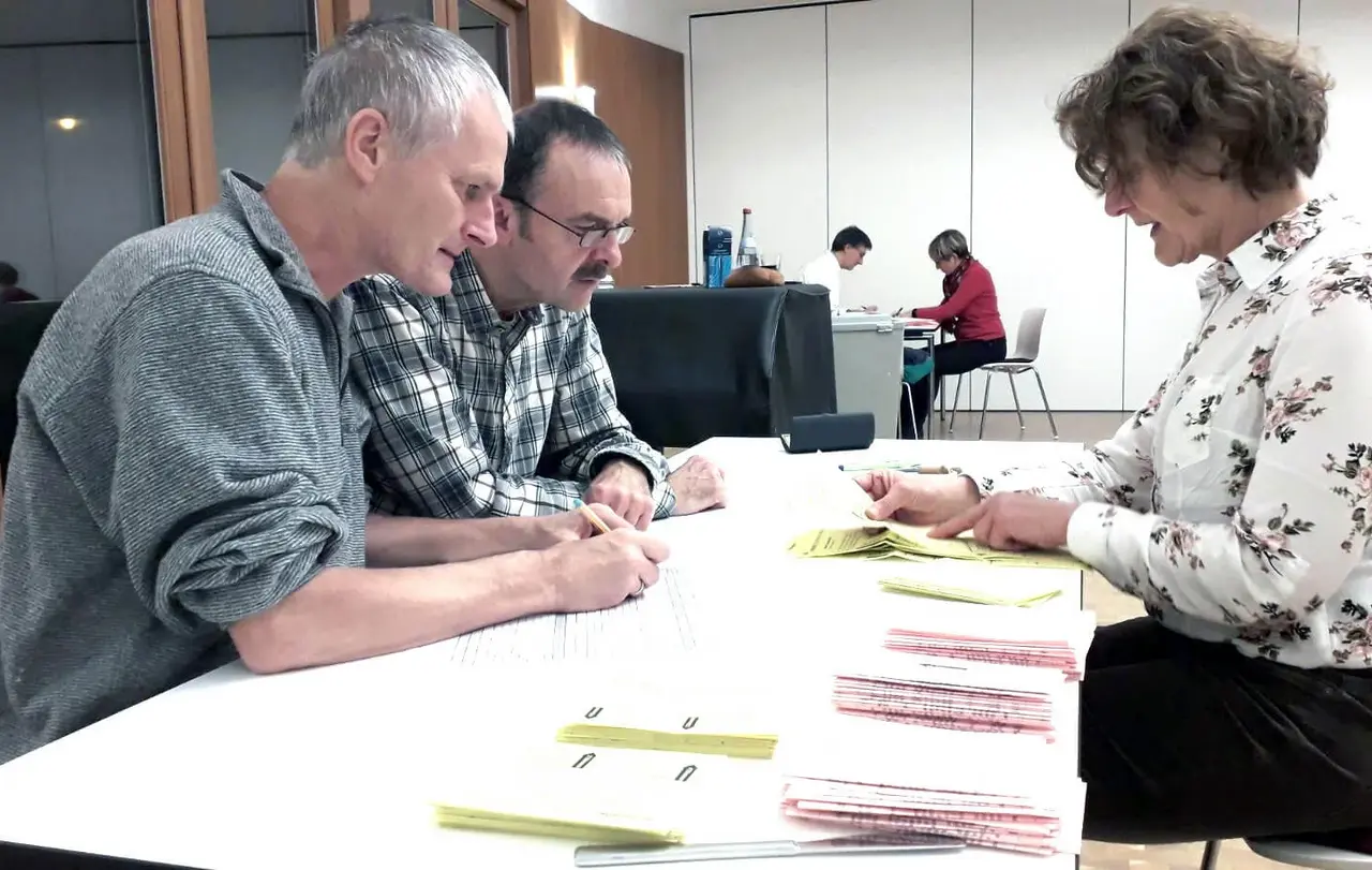Ehrenamt am Sonntagabend: die Wahlhelfer in Stuttgart-Degerloch.