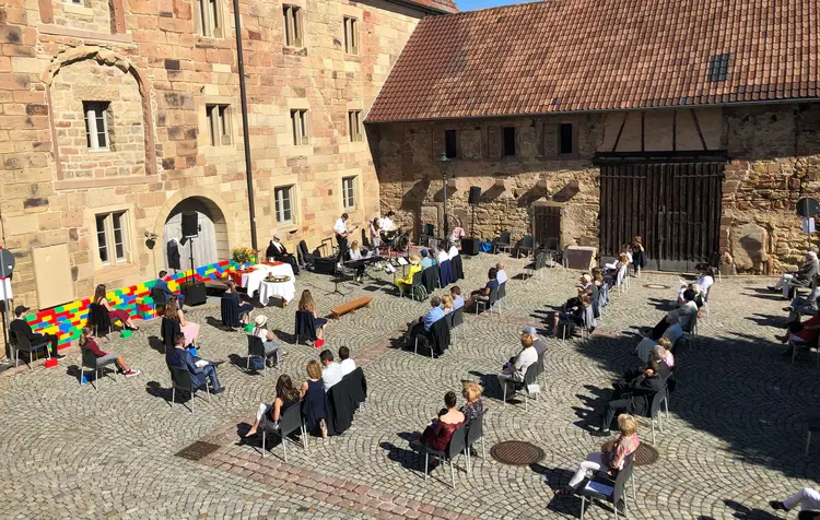 Die Familien der Konfirmanden saßen mit Abstand zueinander.