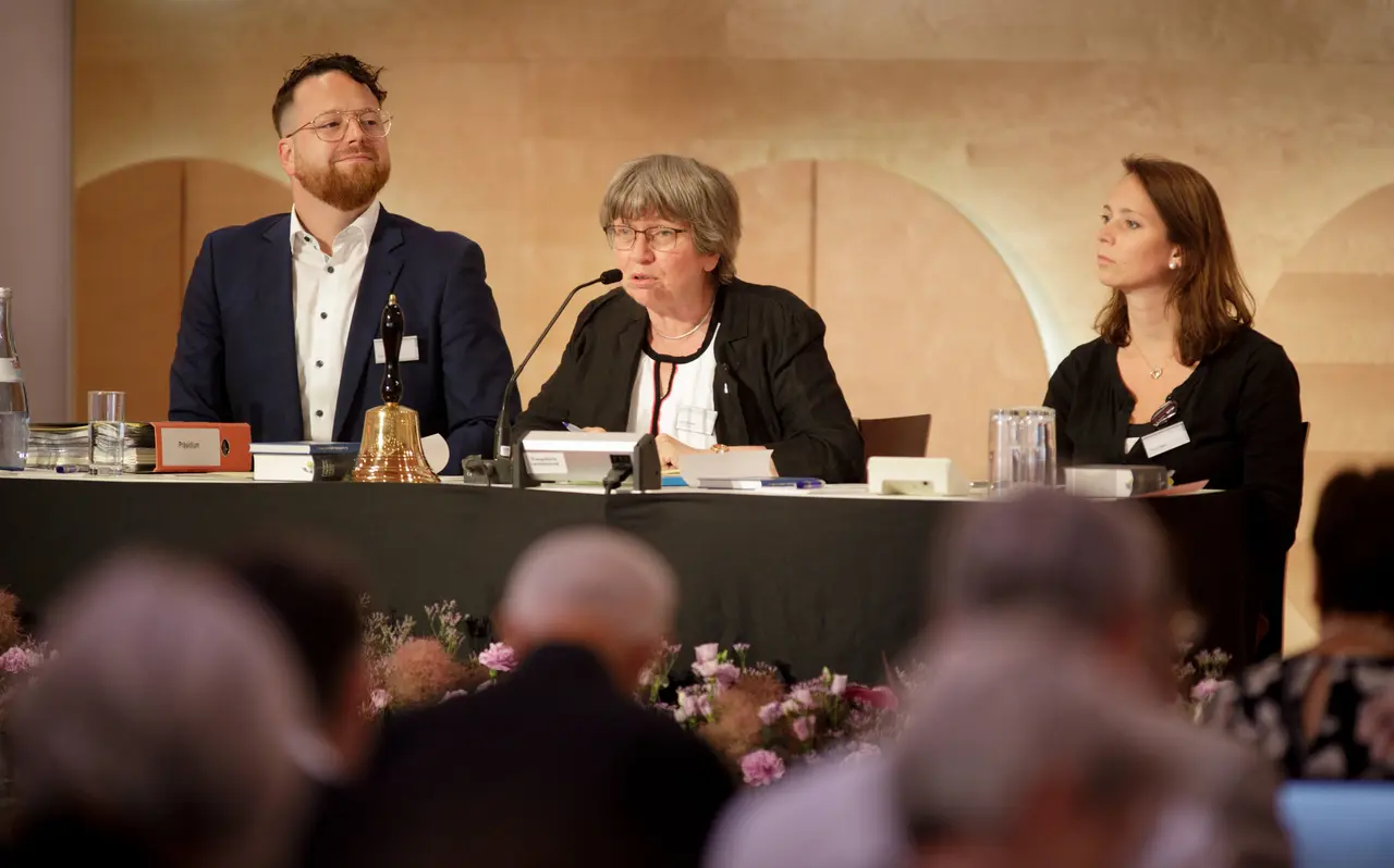 Im Präsidium der Sommertagung saß bereits die jüngere Generation gewissermaßen Probe: Inge Schneider wird hier unterstützt von Prisca Steeb (26) und Tobi Wörner (43).