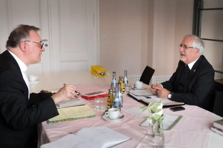 Diskussionen unter Bischöfen: Frank Ottfried July und Gebhard Fürst bereiten ihre Dialog-Bibelarbeit für den Kirchentag vor.