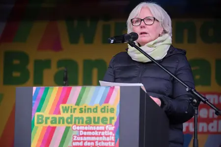 „Wir sind die Brandmauer!“-Kundgebung in Stuttgart: Rede von Synodalpräsidentin Sabine Foth Synodalpräsidentin Sabine Foth bei Ihrer Rede auf dem Stuttgarter Schlossplatz