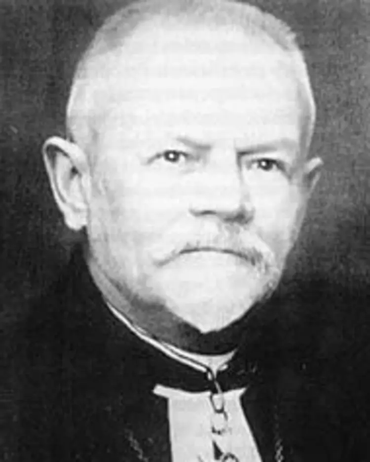 Juliusz Bursche war evangelischer Landesbischof von Polen; im Dritten Reich war er seit Anfang 1940 im KZ Sachsenhausen interniert, gut zwei Jahre später kam er im Gefängnis in Berlin-Moabit zu Tode.