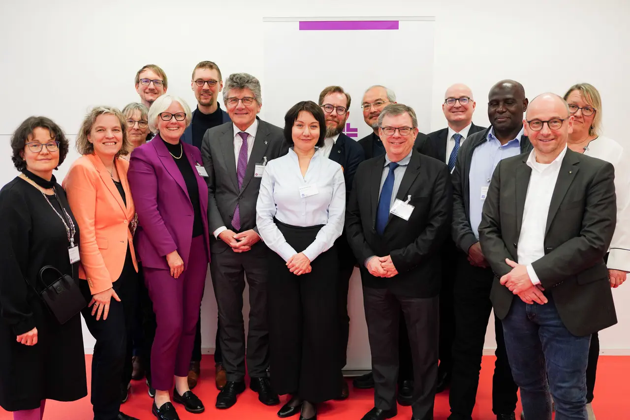 Die Teilnehmenden der Begegnung zwischen Lutherischem Weltbund und württembergischer Landeskirche. Eine Liste der abgebildeten Personen finden Sie weiter unten auf dieser Seite.