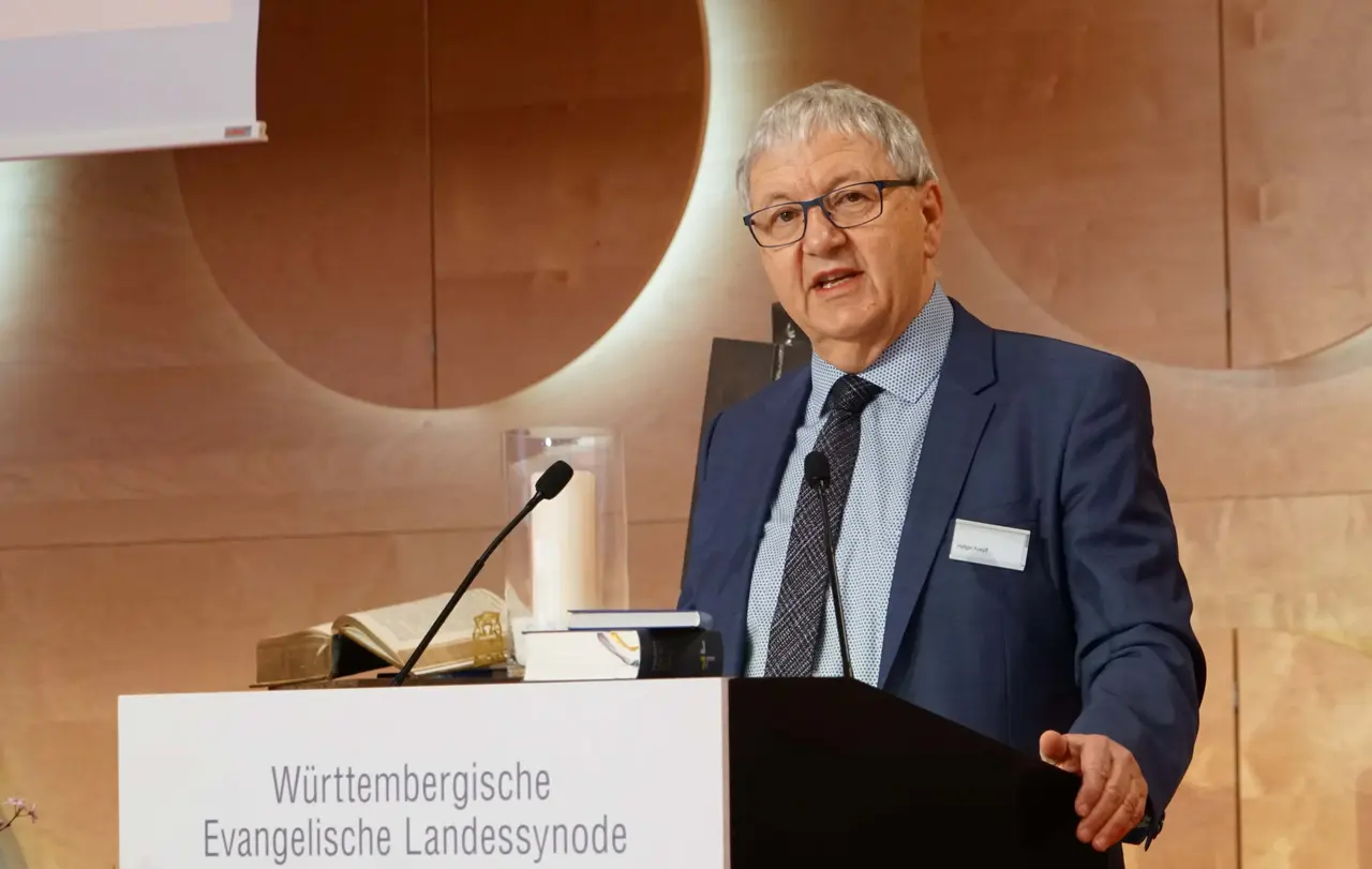 "Abendmahlsfeiern in medialer Form" war eines des Schwerpunktthemen am zweiten Sitzungstag. Dazu berichtete Hellger Koepff als Vorsitzender des Theologischen Ausschusses.