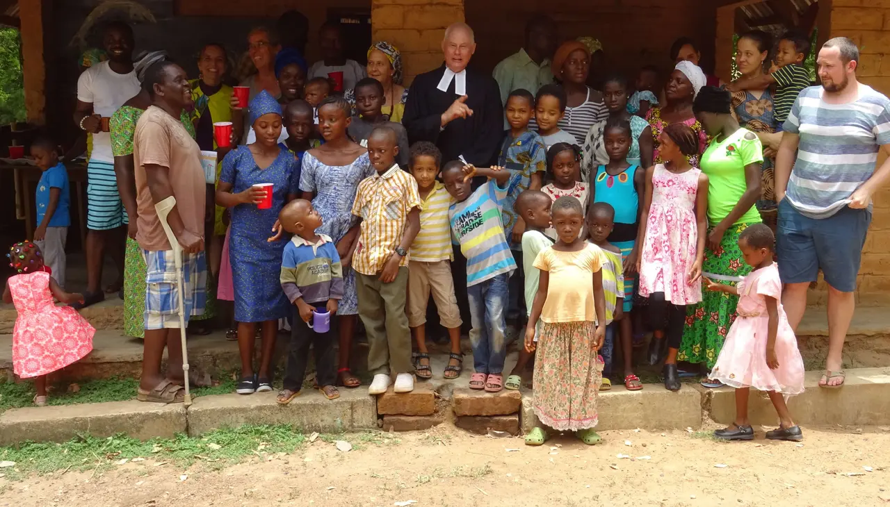Pfarrer Riley Edwards-Raudonat inmitten seiner Gemeinde beim Gottesdienst am Ostersonntag in Hope Eden.