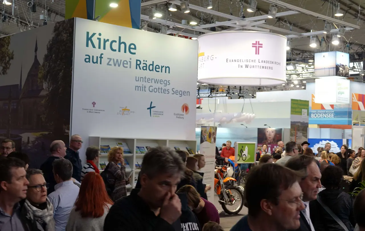 Kaum zu übersehen: Der große CMT-Gemeinschaftsstand der evangelischen Landeskirchen von Württemberg und Baden sowie der katholischen Diözesen Freiburg und Rottenburg-Stuttgart in Halle 6.