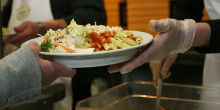 Die Vesperkirchen bieten Verpflegung, einen Ort zum Ausruhen und vieles mehr.