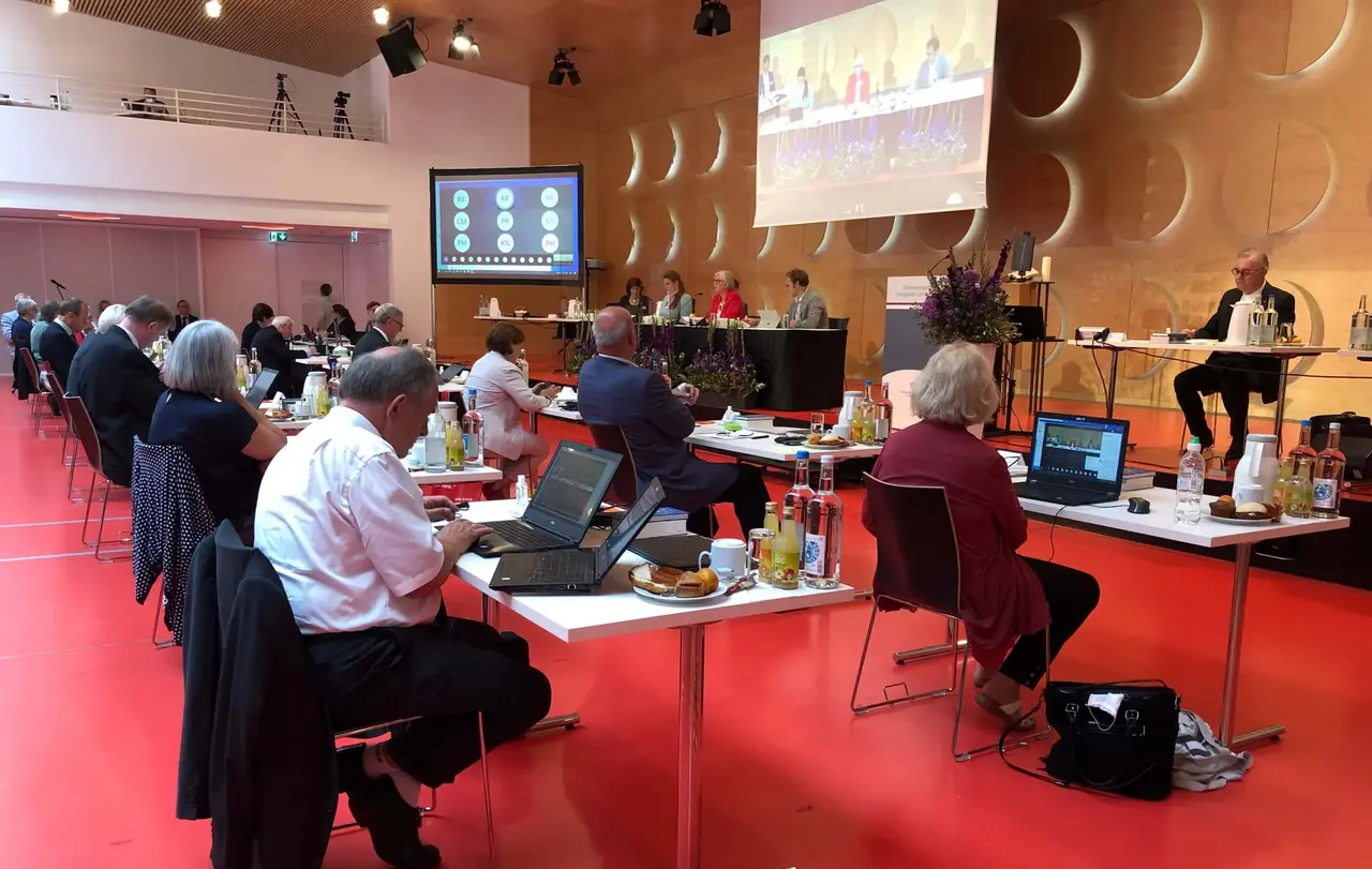 Start der Sommertagung: Präsidentin Foth begrüßt die Anwesenden - auch am Bildschirm. Die Tagung findet "hybrid" statt.