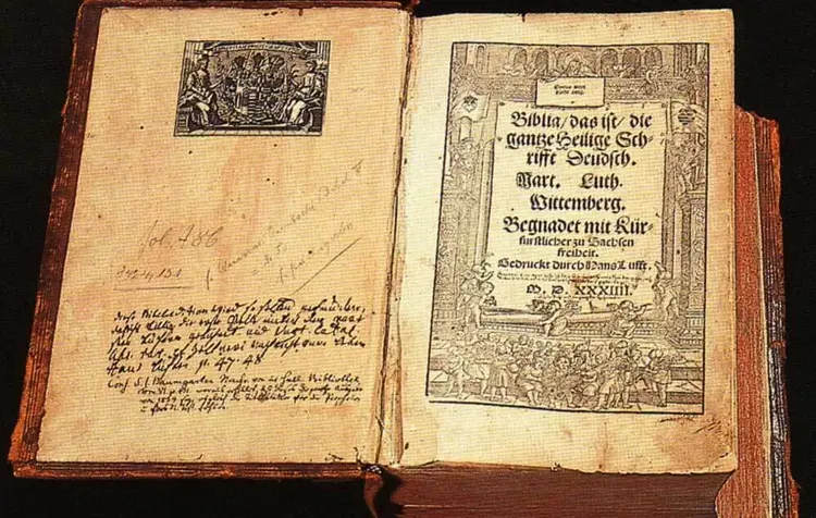 Eine Lutherbibel aus dem Jahr 1534. Im Laufe der Zeit wurde Luthers Übersetzung immer wieder revidiert, zuletzt im Reformationsjubiläumsjahr 2017.