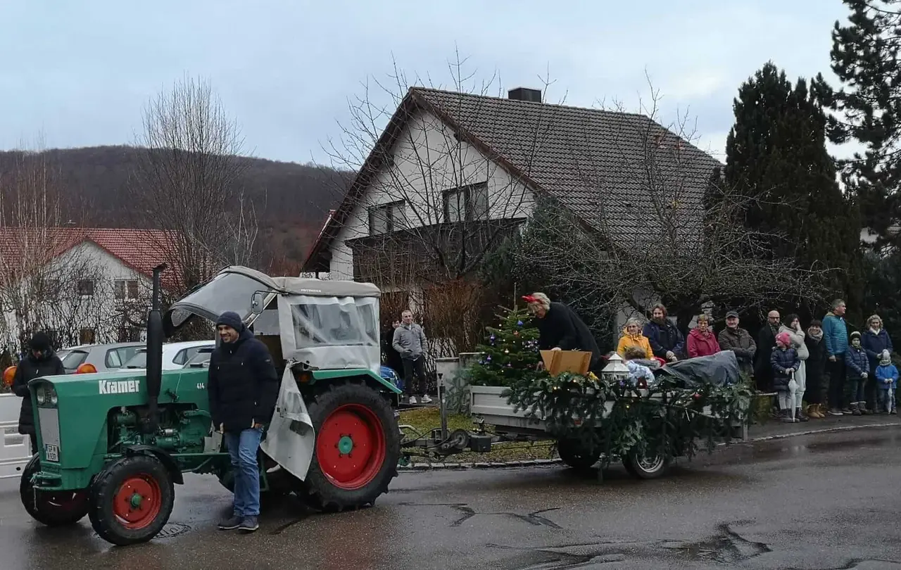 Im Corona-Winter 2021 veranstaltete die Kirchengemeinde an Weihnachten vier kleine Gottesdienste im Freien. Philipp Kuch fuhr die Ausstattung per Traktor und Anhänger durch den Ort.