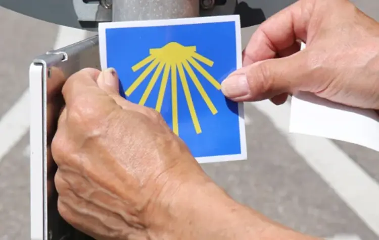 Den blauen Aufkleber mit der gelben Muschel hat Bahmüller immer im Gepäck.